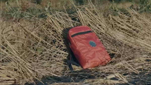 சூரிய ஒளியால் ஏரியும் விளக்கை தனியாக தூக்கிச்செல்ல வேண்டும்