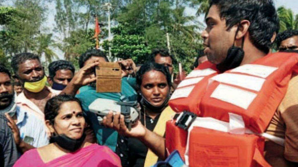 ம் கடலோர காவல்துறையினர் தங்கள் கப்பல்களில்