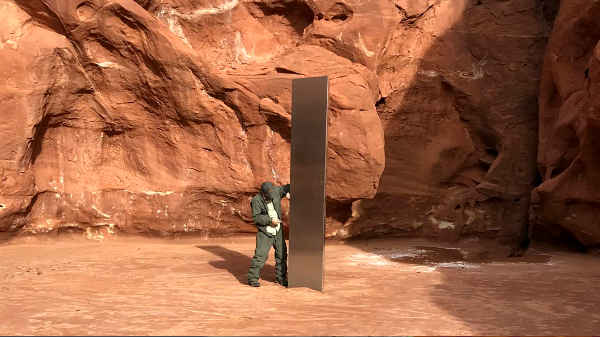 மர்மமான முறையில் காணாமல் போகும் மோனோலித்துகள் 