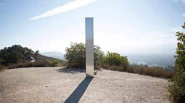 சில நூறு பவுண்டு எடை கொண்ட மோனோலித் எப்படி மலை உச்சிக்கு வந்தது? 