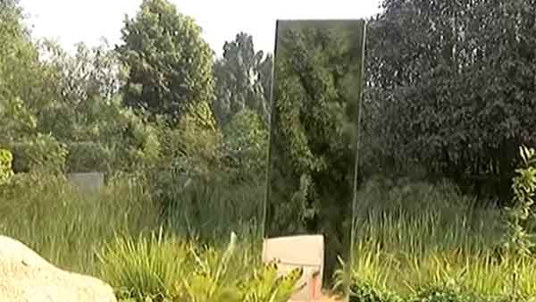 7 அடி உயரமுள்ள முக்கோணத்தூண்
