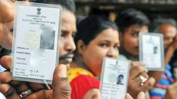 அட்டையில் வாக்காளர்களின் பெயர், வரிசை எண், 