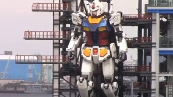 கிரேன் மீது பொருத்தப்பட்டிருக்கும் ரோபோட்