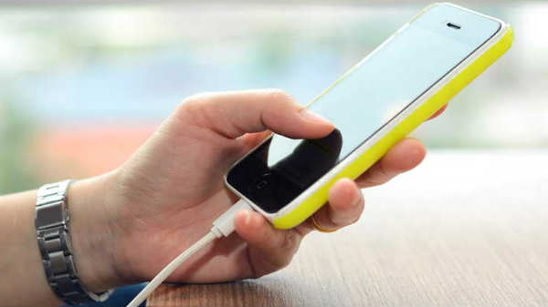  அந்த சார்ஜரை தொட்டுள்ளார்