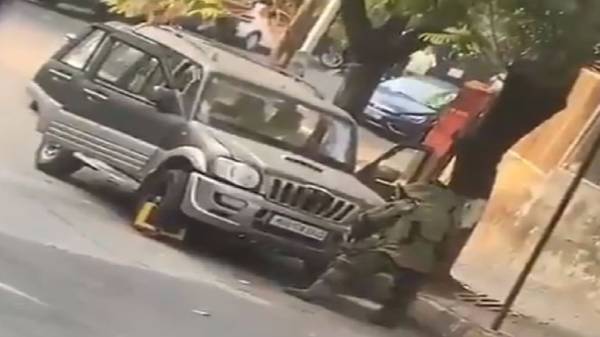 ஜெலட்டின் குச்சிகளுடன் இருந்த கார்