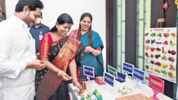 உலகை இயக்கும் பெண்களை போற்றும்