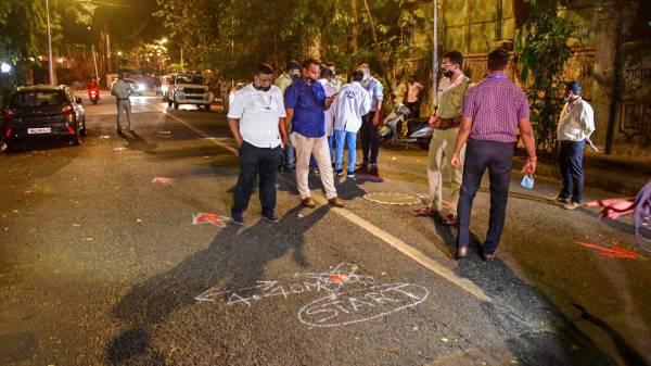 வழக்கில் மும்பை போலீஸ் அதிகாரி