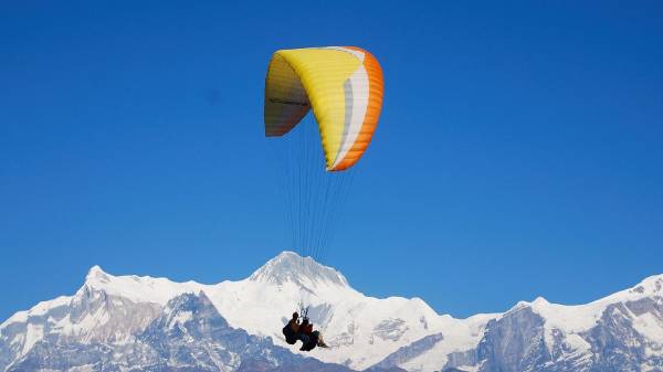 பாராக்ளைடிங் சாகசப் பயணம்: இணையதளத்தில் வைரலான பெண்ணின் வீடியோ.!