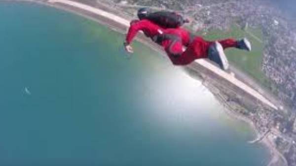 பாராசூட்டை திறக்க முயற்சி செய்துள்ளார்