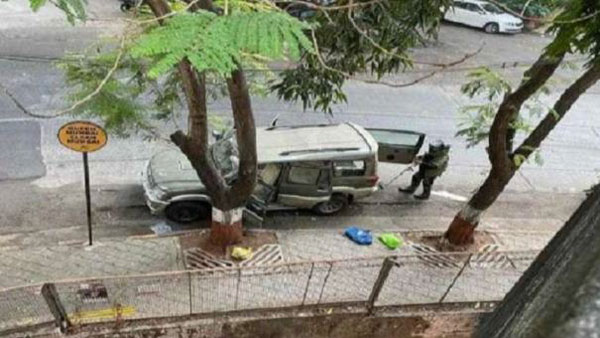  ஜெலட்டின் குச்சிகள் உடன் நின்ற கார்