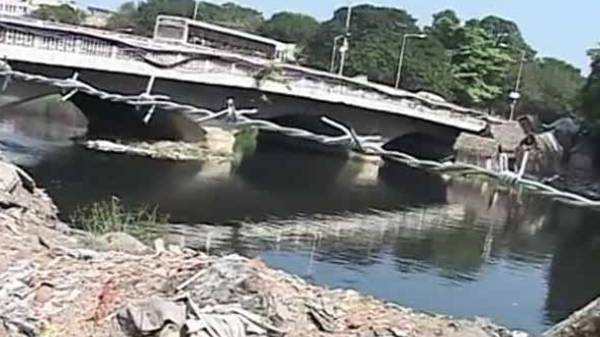 கூவம் ஆற்றுக்குள் தவறி விழுந்த இளைஞர்