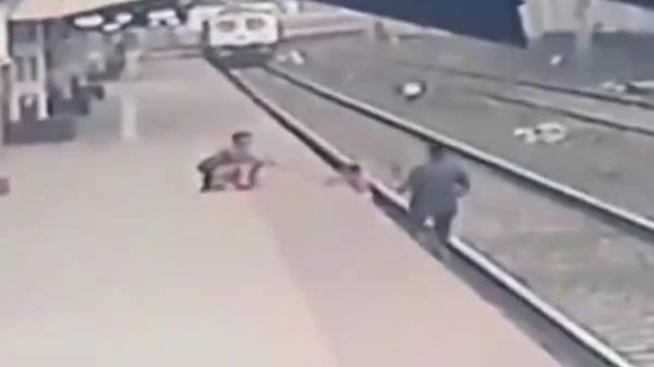  ரயில்வே தண்டவாளத்தில் விழுந்த