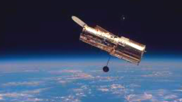 பிரபஞ்சத்தை 24 மணி நேரமும் கண்காணிக்கும் ஹப்பிள் டெலஸ்கோப் 