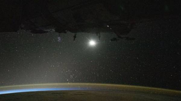 விண்வெளி வீரர்கள் பகிர்ந்த சூப்பர் மூன்