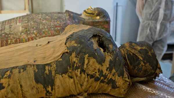 ஆண் பாதிரியார் சவப்பெட்டிக்குள் எப்படி கர்ப்பிணி பெண்ணின் உடல் வந்தது?