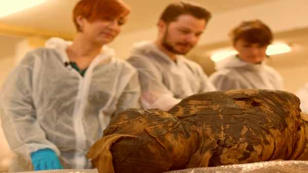 ஆண்குறி இல்லாமல் மார்பகங்களுடன் இருந்த 'ஆண் பாதிரியார்' சவப்பெட்டி 