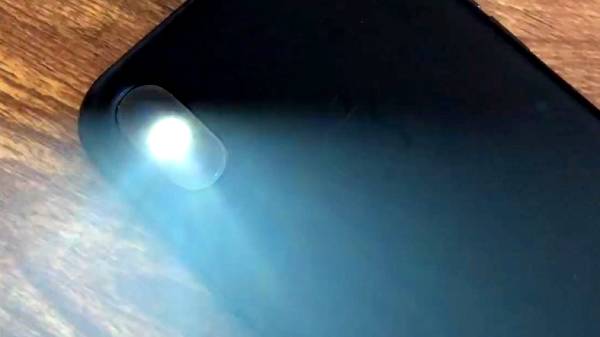 8. ஃபிளாஷ் லைட் தானாக ஆன் ஆகிறதா?