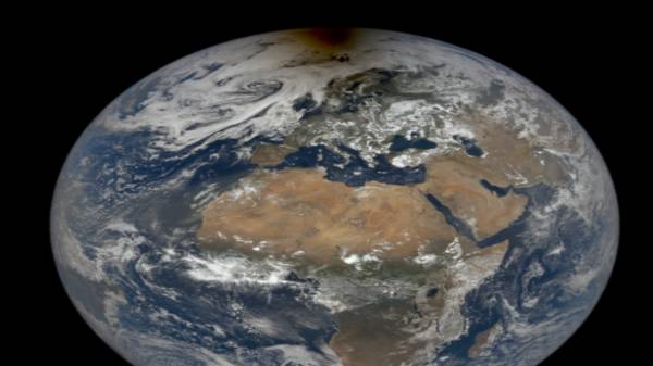 பூமி, சூரியனுக்கு நடுவில் நிலா: நச்சுனு கிளிக் செய்த நாசா!