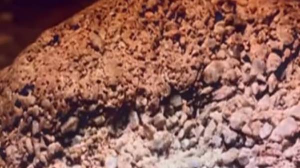 கற்கள் உதிர்ந்து உயர்தர நட்சத்திர சபையர்கள் காணப்பட்டது