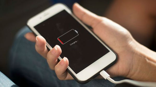 1. உங்கள் போனின் பேட்டரி ஆயுள் வழக்கத்தை விட வேகமாக குறைகிறதா?