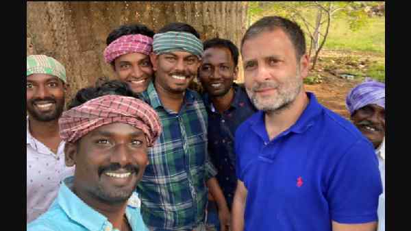 காங்கிரஸ் கட்சியின் முன்னாள் தலைவர் ராகுல்காந்தி இவர்களுடன் சமைத்த அனுபவம் 