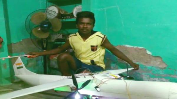 புதிய-புதிய அறிவியல் கண்டுபிடிப்புகளைச் சொந்தமாக உருவாக்கும் மாணவன் 