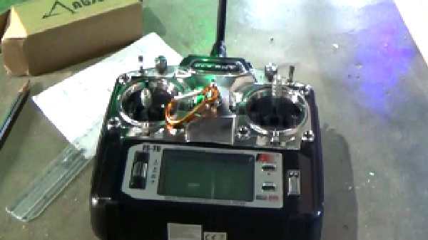 விமானத்துடன் அதற்கான ரிமோட் கண்ட்ரோலரையும் உருவாக்கிய சிறுவன் 