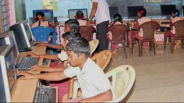 45 பெண் மாணவர்கள் உடன் அனைத்து மாணவர்களுக்கும் அரசு பள்ளியில் IT பயிற்சி