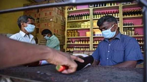 பாதுகாப்பாக டிஜிட்டல் முறையிலும் ஆவணங்களை மதுக்கடையில் காண்பிக்கலாம்