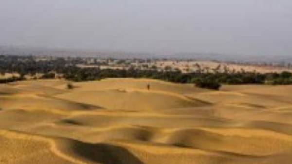 10 மைல் அகலம் 4350 மைல் நீளம்