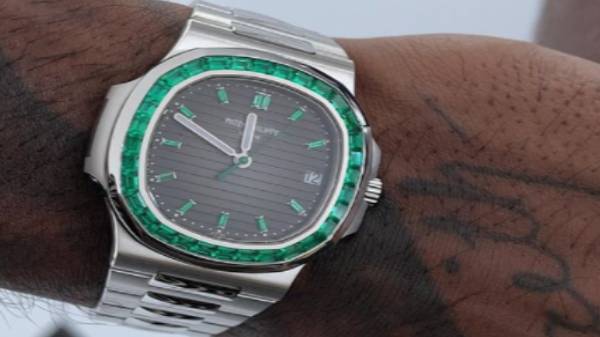 பச்சை மரகதங்களுடன் வாட்ச்