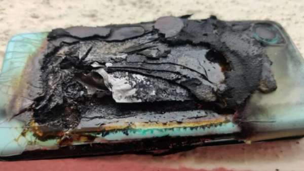 சைக்கிள் ஓட்டும்போது தீப்பிடித்து கருகிய ஸ்மார்ட்போன்