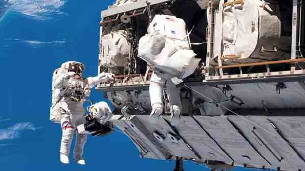 ஸ்பேஸ் எக்ஸ் நிறுவனத்தால் எளிமையான விண்வெளி பயணம்