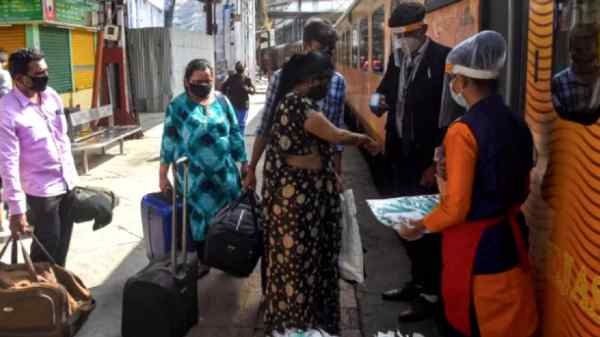  2.5 மணி நேரம் தாமதமாக வந்த தேஜாஸ் எக்ஸ்பிரஸ் ரயில் 