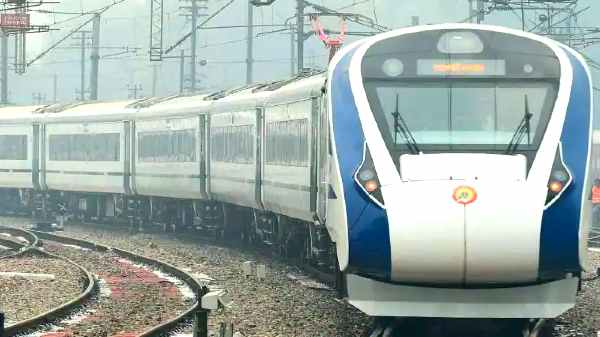 வந்தே பாரத் எக்ஸ்பிரஸ் ரயில் சொகுசு ரயிலாக மாற இந்த அம்சங்கள் தான் காரணமா?