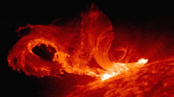 அதிக கதிர்வீச்சுகள் வெளியிடும் சூரிய ஒளிகள்