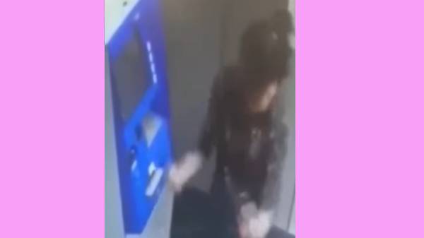 இளம்பெண் ஏடிஎம் இயந்திரத்தின் மு