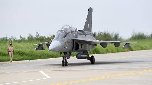 போர் விமானம் பறந்து