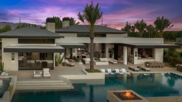 வீட்டில் பார் வசதியுடன் கூடிய நீண்ட நீச்சர் குளம்