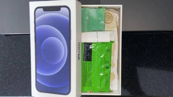 இந்நிலையில் ஆன்லைனில் ஒருவர் ஐபோனை ஆர்டர் செய்தார். ஆனால் அதற்கு பதிலாக 5 ரூபாய் நாணயமும்ää ஒரு சோப்பு கட்டியும் வைக்கப்பட்டிருப்பதை கண்டு ஆர்டர் செய்தவர் அதிர்சி அடைந்தார். மேலும் இது குறித்த தகவலை சற்று விரிவாகப் பார்ப்போம்.