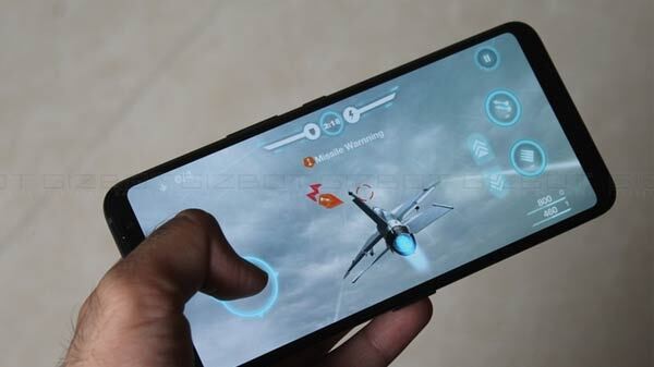 6.59-இன்ச் முழு எச்டி பிளஸ் AMOLED டிஸ்ப்ளே