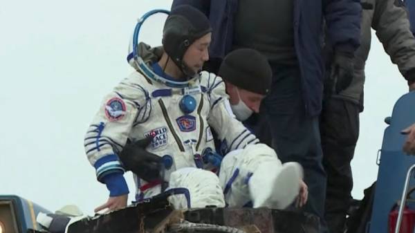  யுசாகு மேசவா கொண்டு சென்ற உணவு