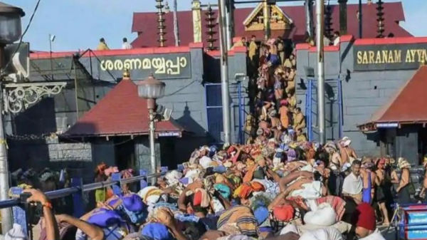 சபரிமலையில் ஐயப்ப பக்கதர்கள்