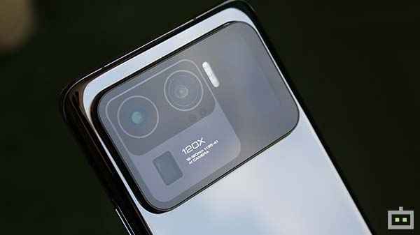 மூன்று பின்புற கேமராக்கள்