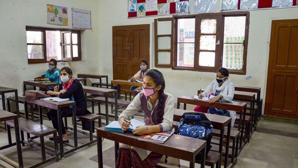 மாணவ மாணவிகளின் எதிர்காலத்தை கருத்தில் கொண்டு நடவடிக்கை