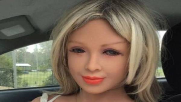 மனிதர் ஒருவர் ரோபோவை திருமணம்