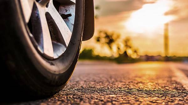 குறிப்பாக காவலர்கள் காத்திருக்க அங்கு வந்