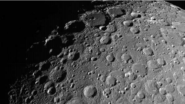 இருந்தபோதிலும் ஆர்பிட்டர் நிலவை சுற்றி வந்து