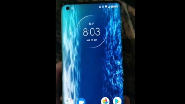 60 எம்பி செல்பி கேமரா வசதி