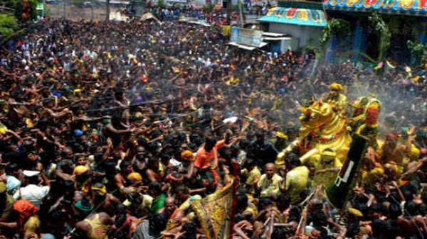 வைகையாற்றில் கள்ளழகர் எழுந்தருளல்
